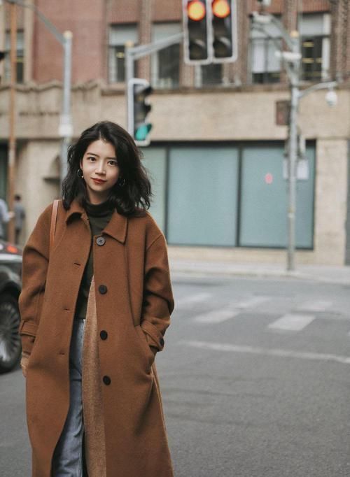  大衣|去年的大衣怎么穿学三木深驼色大衣配同色针织开衫，高级又时髦
