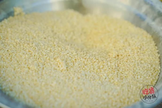 卖出|1天卖出1400个烧饼！这家“无名”烧饼摊凭什么这么火？