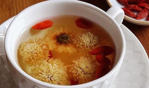 泡枸杞时加点此物,坚持多喝,助你排出湿气,肝肾或许会感谢你