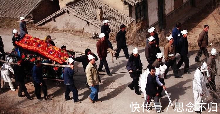 传统习俗$中国传统习俗,为何棺材出殡绝对不能落地,原因是封建迷信!
