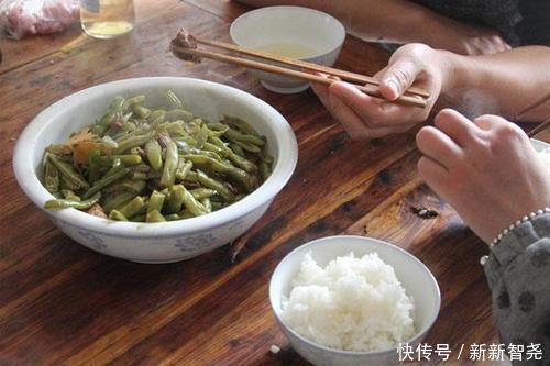 老人|100多岁的老人,长寿的经验就是一件小事,你学会可能也会长寿