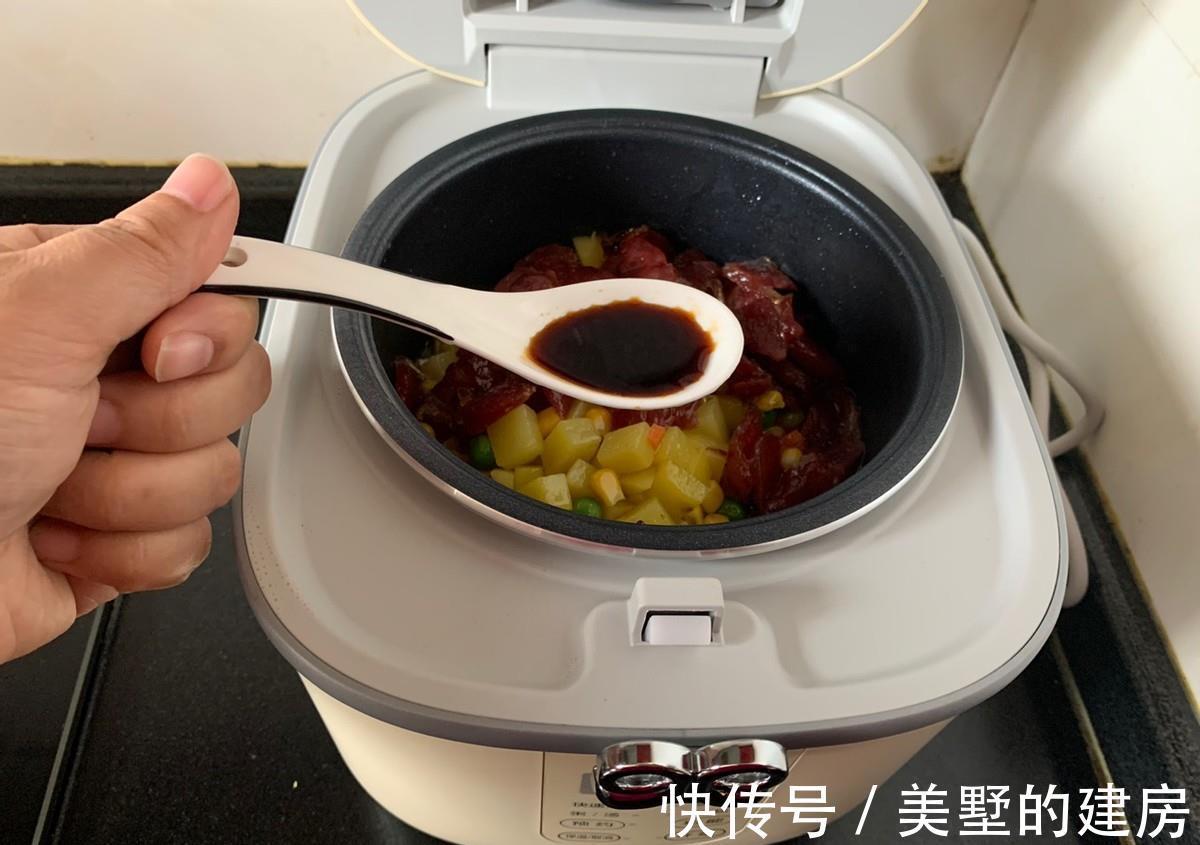 土豆|这是一道焖饭，腊肠搭配土豆，好吃还营养