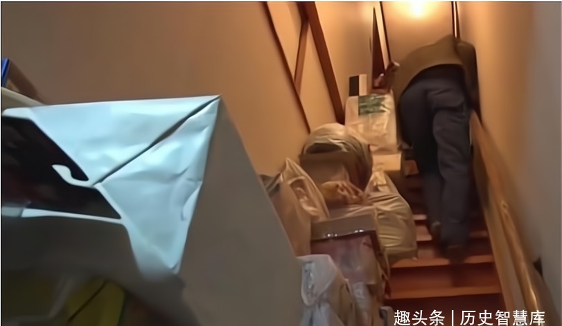 节目组|日本76岁老光棍:买买买上瘾,400平豪宅被塞满,7年没上床睡觉
