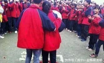 校园|12岁男孩校园告白女生，当众拥抱和亲吻，网友父母不管教的下场