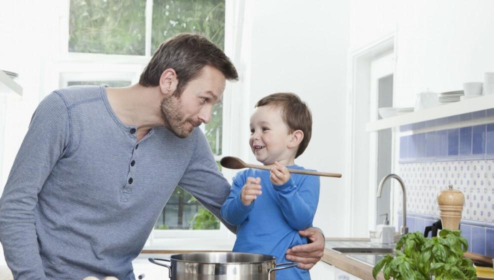 做饭|“男孩做家务长大了被老婆欺负”,有这种思想的父母趁早改变