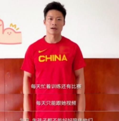 林艳芳|苏炳添罕晒照庆结婚五周年,紧搂妻子不放手,二人脸贴脸恩爱十足