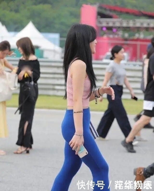 高跟鞋|别再“沉迷”阔腿裤了,今夏“女神裤”是它,时髦又显瘦