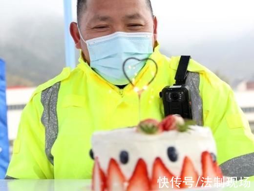 孙强|春节因你们而温暖杭州103岁奶奶拄拐为执勤人员送抗疫物资