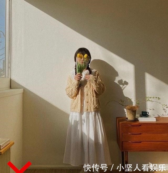花色 把你的卫衣收起来吧!今年流行穿“奶奶衫”,百搭显瘦还特时髦