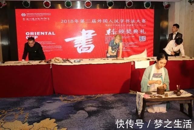 一等奖&俄罗斯姑娘苦练书法,获外国人汉字书法大赛一等奖,字迹严谨规范