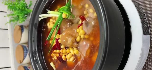 家常菜黄豆烧猪脚,香辣入味软糯Q弹,营养丰富大家都喜欢吃