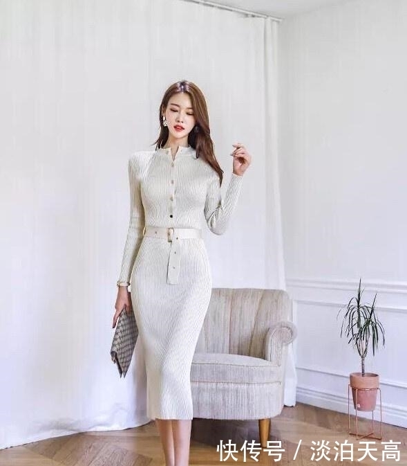 甜美清新的一款纯色针织连衣裙，流畅的线条尽情勾勒出你的弧度