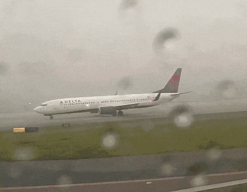 |搞笑GIF趣图姑娘,你这样会挨揍的!