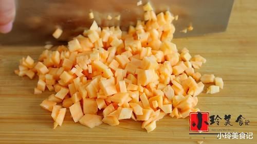 决定用燕麦片搭配一些食材做一款发糕，真的是太暄软了，松软香甜比面包还好吃，燕麦片你们都喜欢吃吗