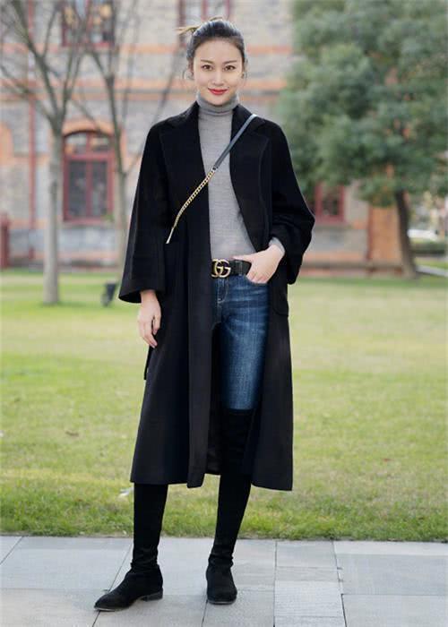 街拍:穿着浅色裙的气质小姐姐,干练有气场,美丽动人