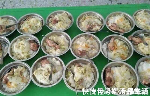 幼儿园|幼儿园老师群里晒孩子午餐,引发宝妈不满,直言这饭菜能吃吗