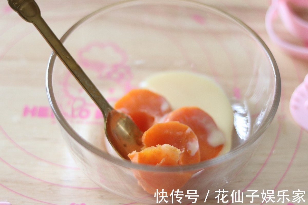 红薯搭配奶粉，做出来美味的饼干，味道香甜极了