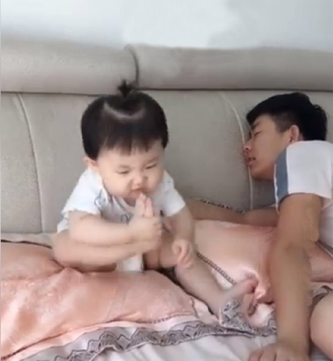 宝宝|宝宝抬脚让哥哥闻闻,哥哥假装被熏晕,宝宝随后的反应萌翻,可爱