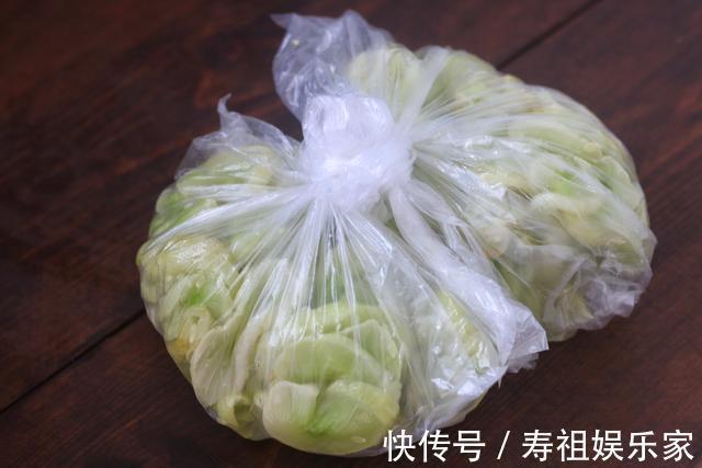 夏天把黄瓜冷冻起来,留到冬天炒肉吃,特别香,我每年都做