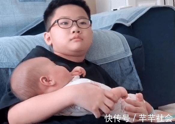 哥哥|全网“最暖哥哥”照顾二胎走红，网友：这样的儿子，给我来一打