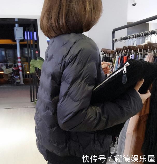 羽绒|这才是小个子女人该有的打扮,短款羽绒+小脚裤,显高保暖显时髦