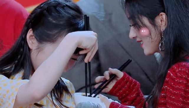 羡慕|赵丽颖看到卤肉,立马拿碗盛,看到她给谁吃了粉丝直呼羡慕