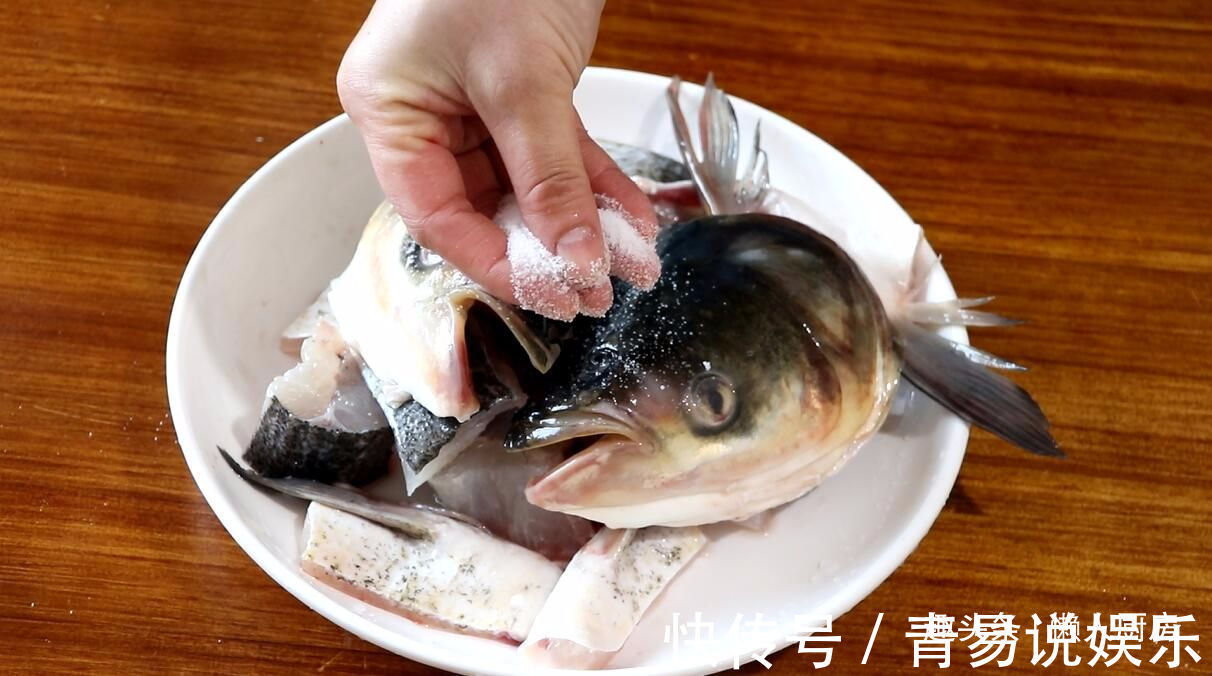教你做砂锅焗鱼头，全过程不加水，鱼肉鲜嫩入味，做法简单易学