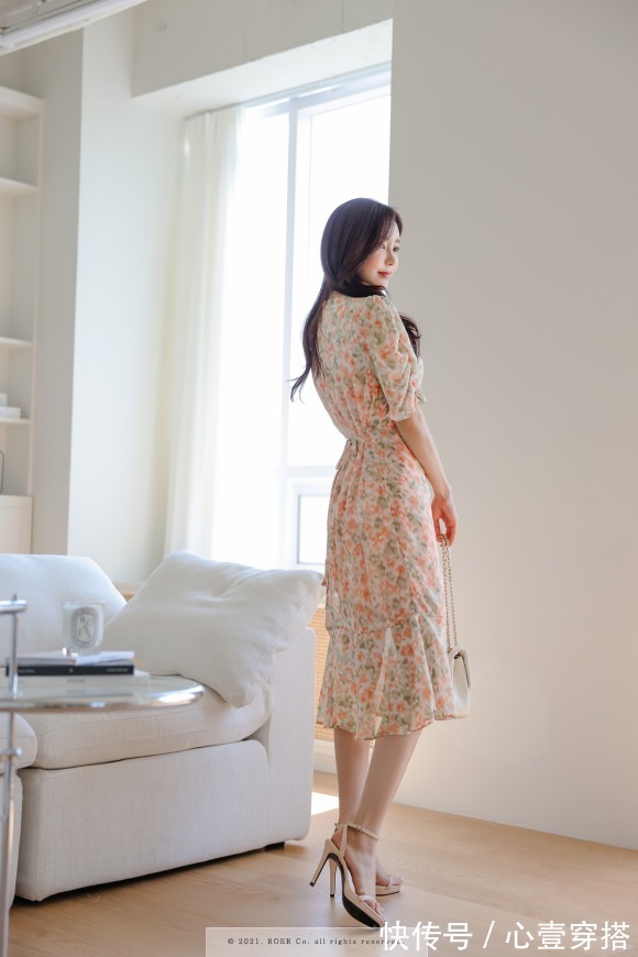 搭配|女神孙允珠时尚搭配:伏尔塔瓦河畔仙橘芳野碎花裙