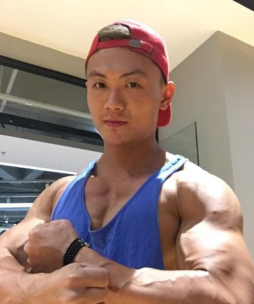 肌肉|95后健身小伙,坚持健身十余年,网友:肌肉精神小伙