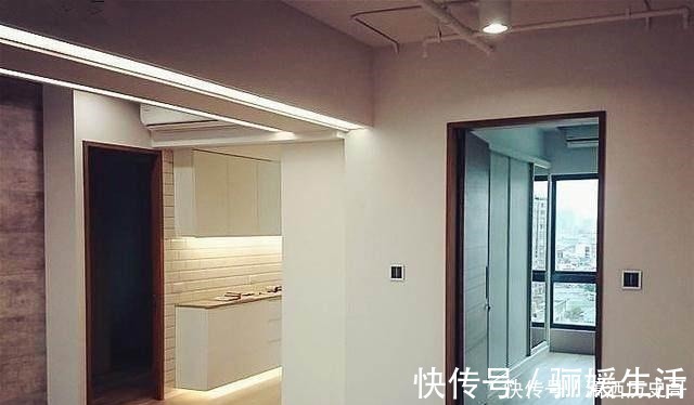 踢脚线|朋友装修坚持不用踢脚线, 客厅装修这么漂亮还是有诀窍的！