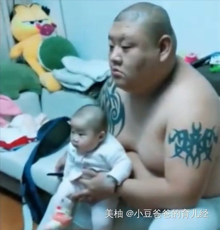 长相|爸爸抱着宝宝一起看电视,长相神情完全同步
