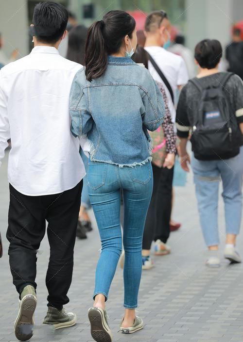 牛仔|牛仔外套搭配纯白色内搭，看起来清爽时尚，活力满满