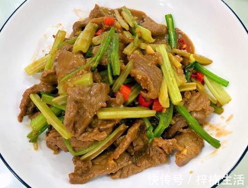 炒牛肉|炒牛肉，别放料酒腌制了，教你1招，牛肉鲜嫩滑，不老不柴不粘锅