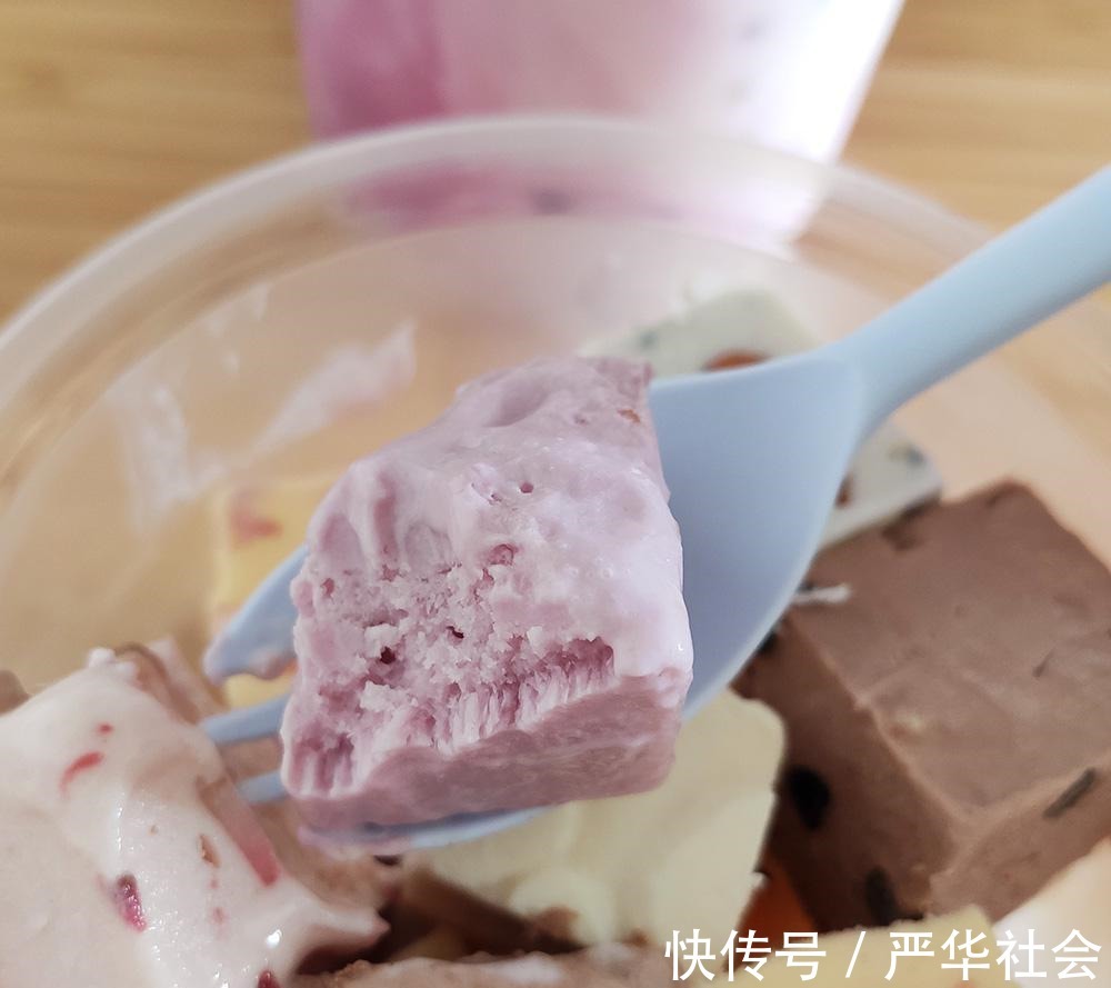 一个个口味丰富的小方块不是冰淇淋,而是清凉爽口的厚切酸奶
