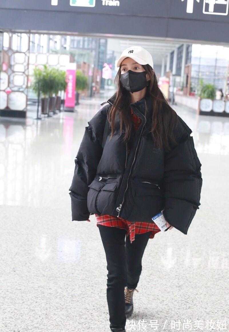 蕾丝|Angelababy也太拼了吧!穿羽绒服配露脐装走机场,洋气时髦