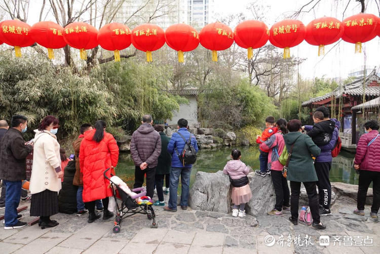 春光明媚！济南五龙潭公园花开绚烂游人如织|就地过年?春在身边| 春光明媚！济南五龙潭公园花开绚烂游人如织\＂,\＂i12\＂:\＂就地过年?春在身边