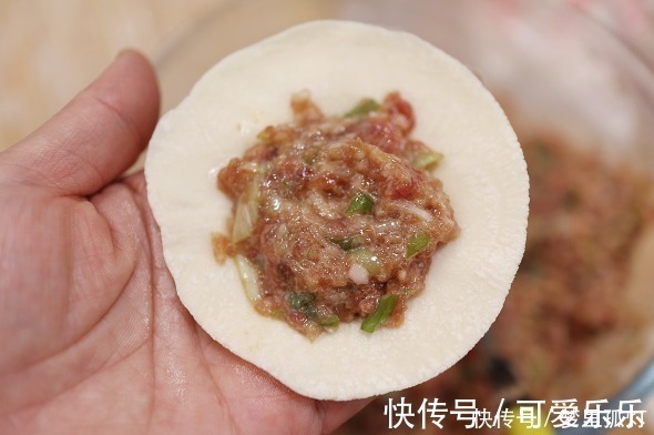 萝卜包饺子，直接包还是先焯水？多数错在这一步，难怪没有萝卜味