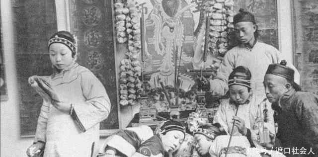 正妻|清末老照片,正妻怂的小妾愁眉锁眼,最后一张李鸿章小妾十分惊艳