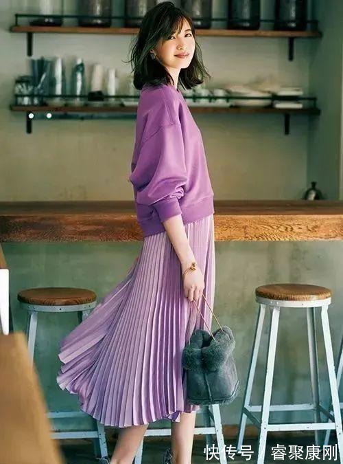 随性|卫衣+半裙=早秋最火混搭套路，时髦又有女人味