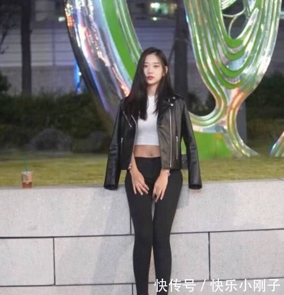 气质 酷酷的皮夹克搭配打底裤,气质又减龄打造出窈窕身材