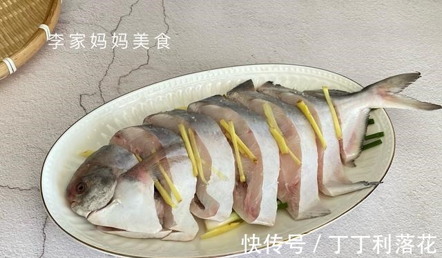 清蒸鱼时，最忌冷水下锅，掌握3个技巧，鱼肉鲜嫩无腥味，真鲜！