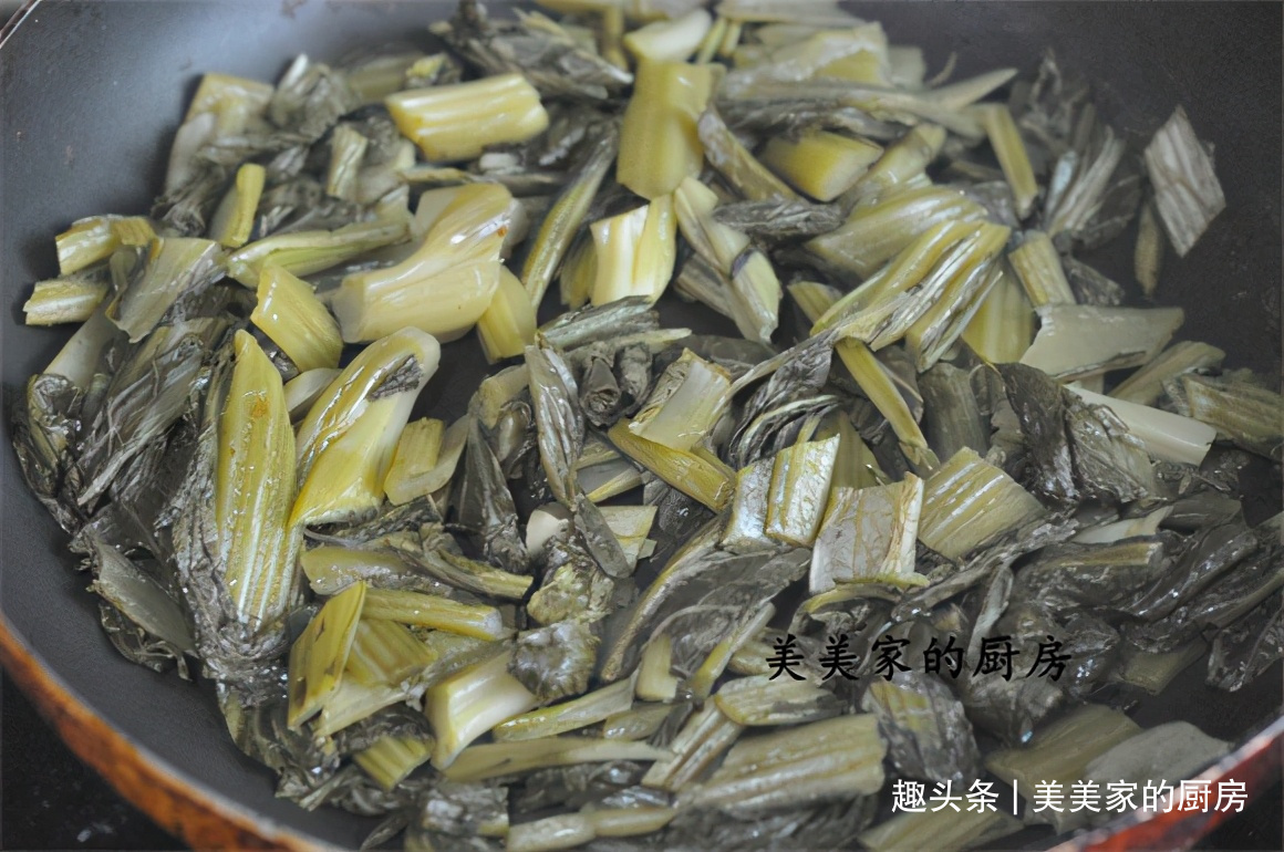 秋天干燥,一道“土匪菜”常上桌,3种食材1锅烧,好吃又养胃!