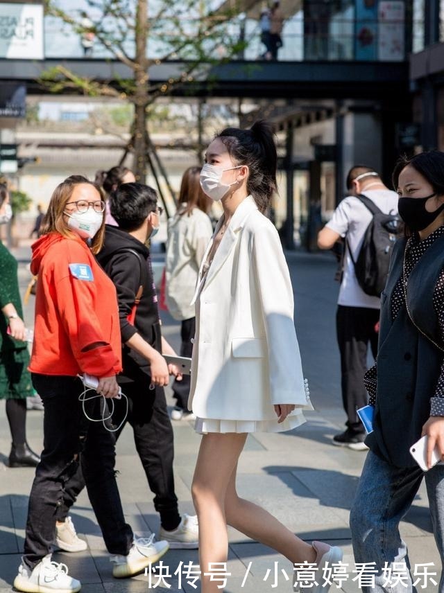 街拍：小姐姐穿墨绿色的开叉连衣裙，男朋友存托下显得大方又靓丽