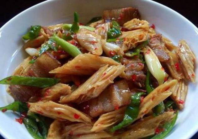 美食推荐青椒腊肉,腐竹炒肉片,千张红烧肉,豉汁蒸凤爪的做法