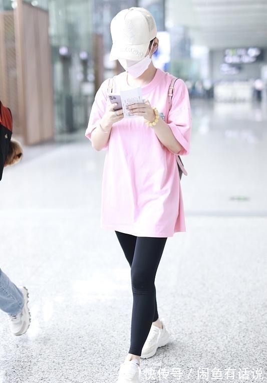 搭配|潘晓婷罕见走机场,穿粉T配瑜伽裤像小姑娘,39岁身材保持得真好