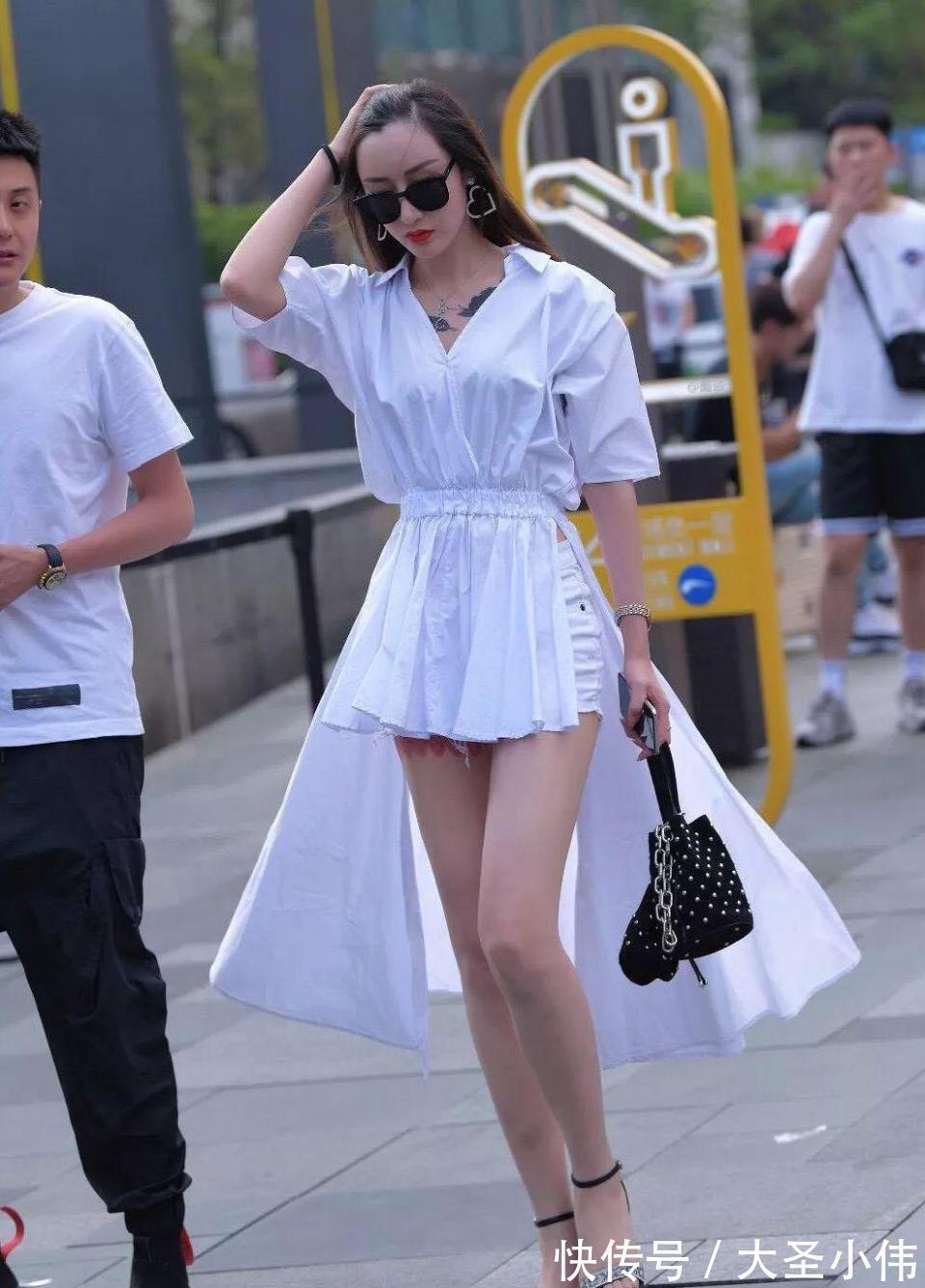 一字扣|美女街拍：美女看起来很狂野！穿搭更是有趣，第一次看到微胖女人也能这么美