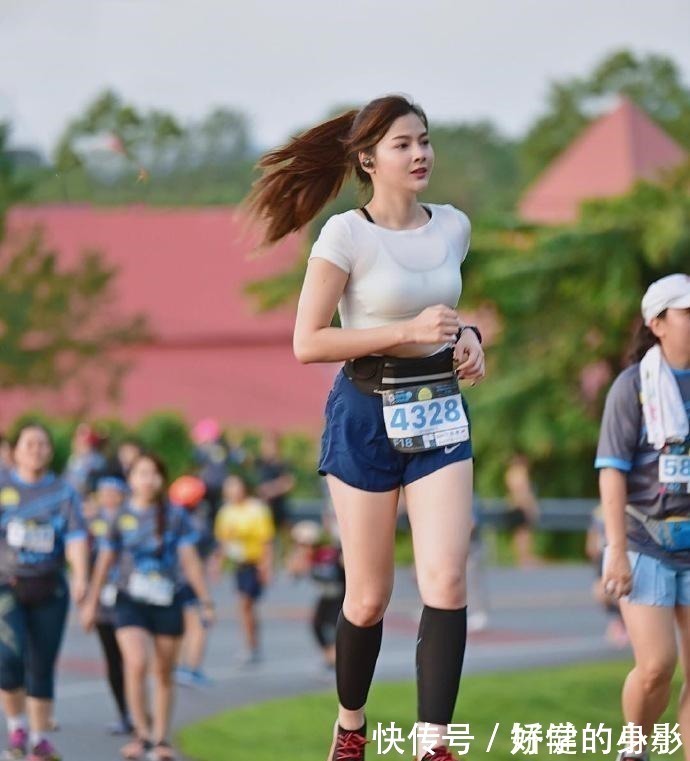 马尾辫 街拍;马尾辫发型怎么弄好看, 时尚达人教你怎么变青春靓丽!