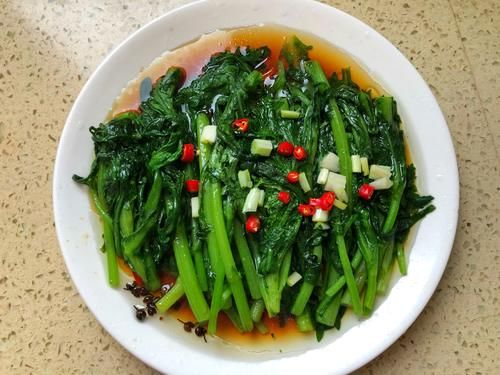 爸爸|爸爸拿手的茼蒿做法,5分钟做1盘,脆嫩清甜,家人抢着吃