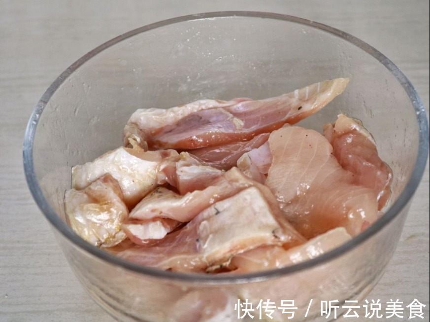 番茄鱼家常做法，鱼片滑嫩如豆腐，汤汁酸爽开胃！