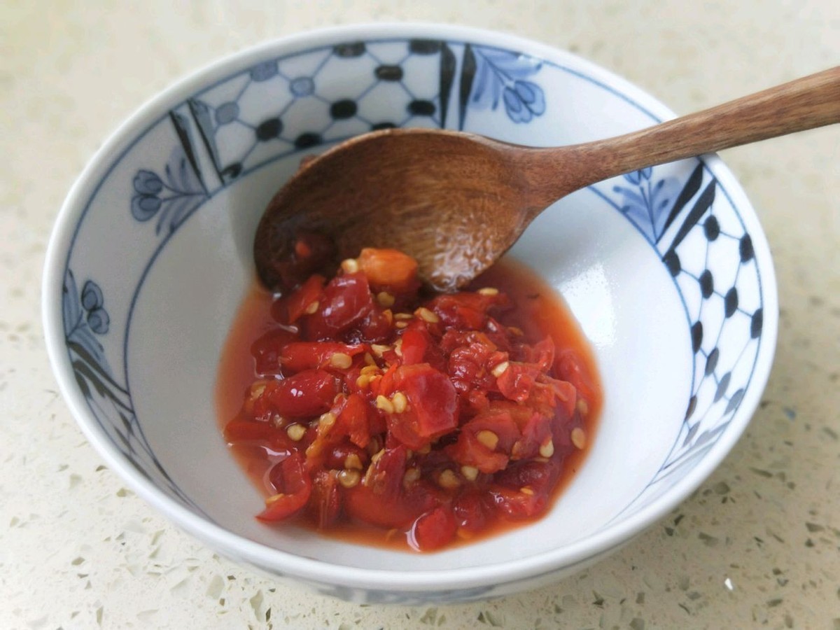 豆腐和剁椒的完美搭配,做法简单,香辣开胃,好吃到停不下来